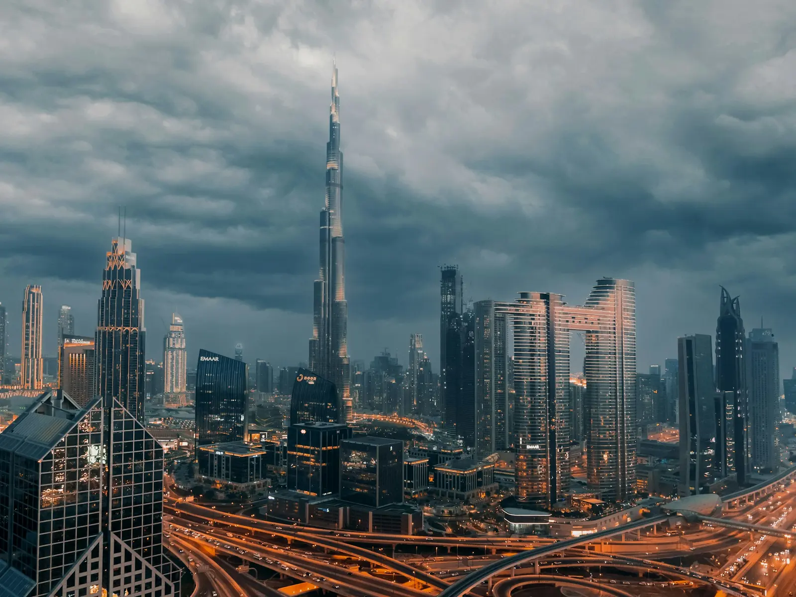 Visuel d'ambiance — Burj Khalifa et Downtown Dubai sous un ciel d'orage