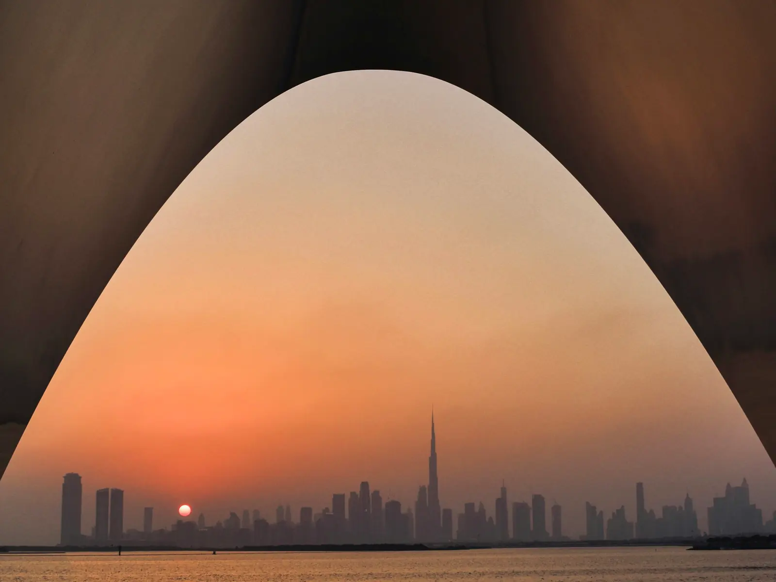 Visuel d'ambiance — Coucher de soleil sur la skyline de Dubaï vue depuis la crique