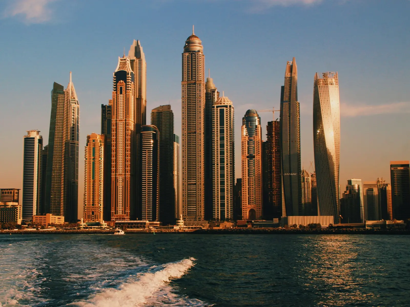 Visuel d'ambiance — Tours de Dubai Marina vues depuis la mer
