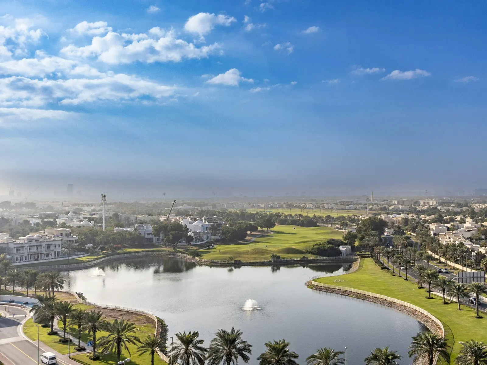 Visuel d'ambiance — Communauté résidentielle autour d'un lac et d'un golf à Dubaï