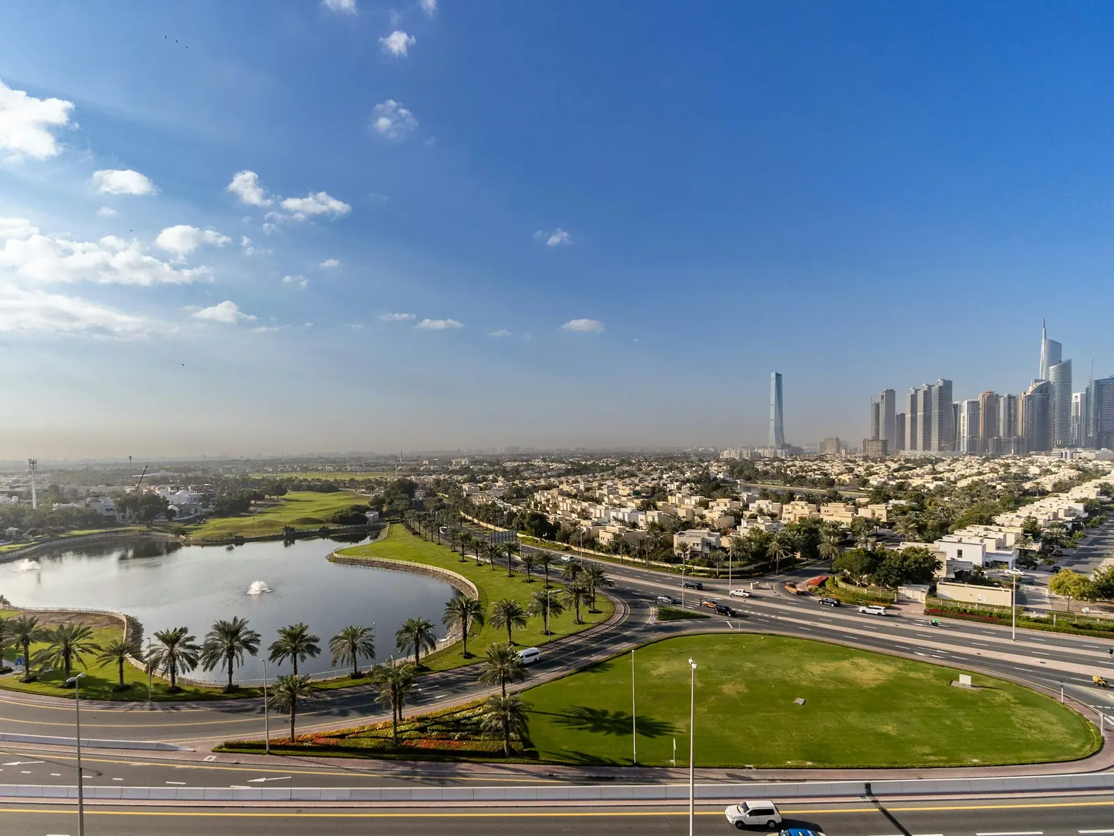 Visuel d'ambiance — Quartier résidentiel verdoyant et skyline de Dubaï
